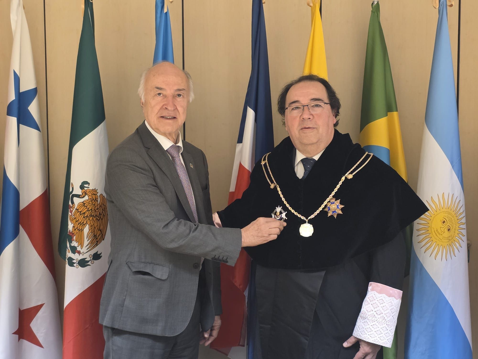 Imposición de la Medalla de San Raimundo de Peñafort de 1ª Clase al Rector por el Secretario General COMJIB